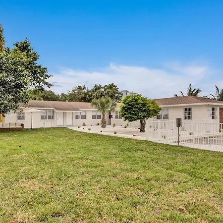 2 Bedroom Holiday Retreat West Palm Beach Art